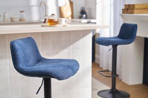 Tabourets de bar réglables pivotants 360° en tissu effet velours texturé bleu foncé et métal noir (lot de 2) BOOST
