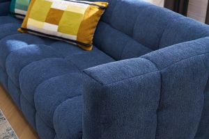 Divano design 3 posti e poggiapiedi in tessuto effetto velluto testurizzato blu scuro CORTO