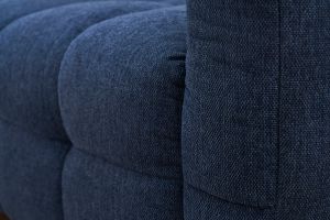 Divano design 3 posti e poggiapiedi in tessuto effetto velluto testurizzato blu scuro CORTO
