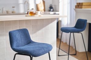 Tabourets de bar en tissu effet velours texturé bleu foncé et métal H65 cm (lot de 2) BOOST