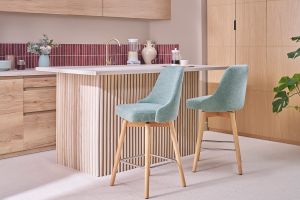 Tabourets de bar scandinaves pivotants 360° en tissu effet velours texturé vert céladon et bois hêtre massif H65 cm (lot de 2) HASTA