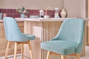 Tabourets de bar scandinaves pivotants 360° en tissu effet velours texturé vert céladon et bois hêtre massif H65 cm (lot de 2) HASTA