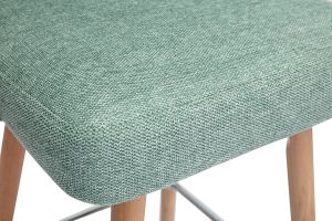Tabourets de bar scandinaves pivotants 360° en tissu effet velours texturé vert céladon et bois hêtre massif H65 cm (lot de 2) HASTA