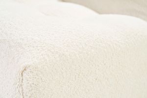 Fauteuil lounge en tissu bouclette blanc cassé BUMPY