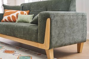 Canapé scandinave 3 places en tissu effet velours vert kaki et bois clair FJORD