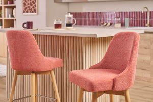 Tabourets de bar scandinaves pivotants 360° en tissu effet velours texturé terracotta et bois hêtre massif H65 cm (lot de 2) HASTA
