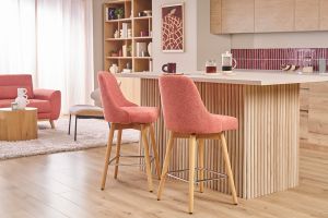 Tabourets de bar scandinaves pivotants 360° en tissu effet velours texturé terracotta et bois hêtre massif H65 cm (lot de 2) HASTA