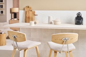 Tabourets de bar design en tissu effet velours texturé beige et bois clair H69 cm (lot de 2) VASCO