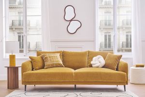 Divano design 3 posti in tessuto effetto velluto giallo curry e metallo nero JERRY