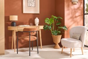 Fauteuil scandinave en tissu effet velours texturé beige et bois clair AMANITA