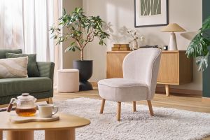 Fauteuil scandinave en tissu effet velours texturé beige et bois clair AMANITA