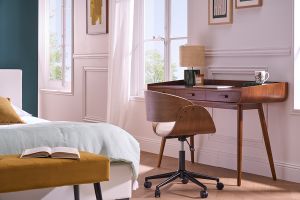 Chaise de bureau à roulettes design en bois foncé et tissu effet velours texturé beige BENT