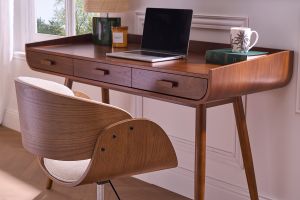 Chaise de bureau à roulettes design en bois foncé et tissu effet velours texturé beige BENT