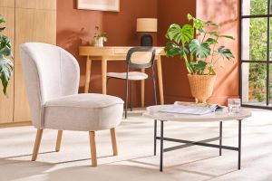 Fauteuil scandinave en tissu effet velours texturé beige et bois clair AMANITA