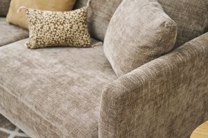 Canapé scandinave déhoussable 3 places en tissu effet velours texturé taupe et bois clair OSLO