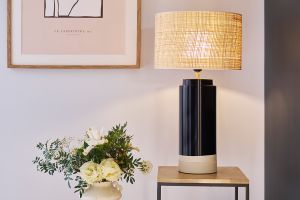 Lampe à poser noire en céramique et abat-jour en rabane H64 cm MAJES