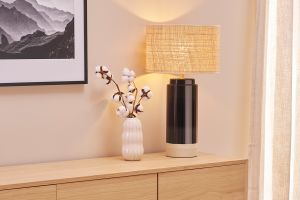 Lampe à poser noire en céramique et abat-jour en rabane H64 cm MAJES