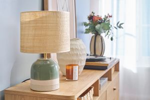 Lampe à poser verte en céramique et abat-jour en rabane H35 cm PIEGA