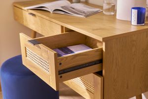 Bureau finition bois clair, cannage rotin et métal noir 3 tiroirs L120 cm MANILLE