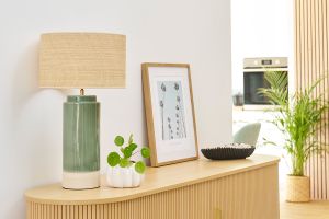Lampe à poser verte en céramique et abat-jour en rabane H64 cm MAJES