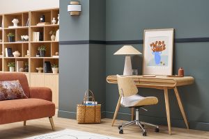 Chaise de bureau à roulettes design en tissu effet velours texturé beige, bois clair chêne et métal MALMO