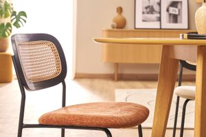 Chaises design en tissu effet velours texturé terre brulée, métal noir et cannage rotin (lot de 2) MIRANDA