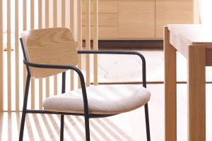 Chaises en bois clair chêne, tissu effet velours texturé beige et métal noir (lot de 2) SUSAN