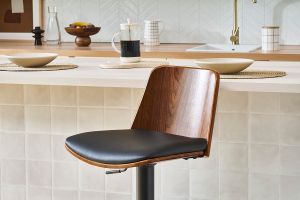 Sgabello da bar regolabile in legno scuro e poliuretano nero DOA