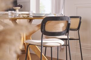 Chaises design en tissu effet velours texturé beige, métal noir et cannage rotin (lot de 2) MIRANDA