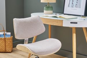 Rollender Bürostuhl im Design aus Textur-Veloursstoff in Beige, helles Eichenholz und Metall MALMO