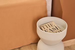 Table d'appoint ronde design avec rangement en métal grège et bois manguier massif D30 cm YOYO