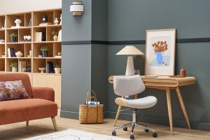 Chaise de bureau à roulettes design en tissu effet velours texturé beige, bois clair chêne et métal MALMO