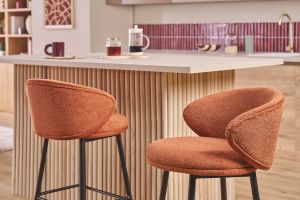 Tabourets de bar design en tissu effet velours texturé terre brûlée et métal noir (lot de 2) ROSALIE