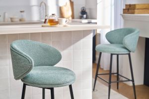 Tabourets de bar design en tissu effet velours texturé vert céladon et métal noir (lot de 2) ROSALIE