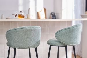 Tabourets de bar design en tissu effet velours texturé vert céladon et métal noir (lot de 2) ROSALIE