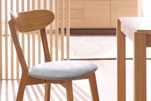 Chaises vintage en bois clair chêne et tissu effet velours vert céladon (lot de 2) DOVE