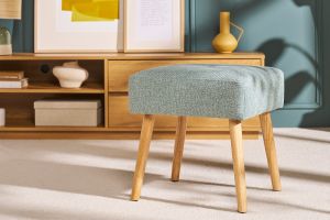 Tabouret bas en tissu effet velours texturé vert céladon et bois clair massif H46 cm GUESTA