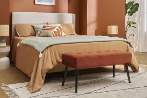 Banc design capitonné en velours terre brûlée et métal noir L95 cm GUESTA