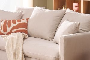 Canapé convertible scandinave 3 places en tissu effet velours beige et bois clair LOUISE