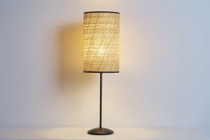 Lampe à poser en rabane et métal noir H56.5 cm ALOE