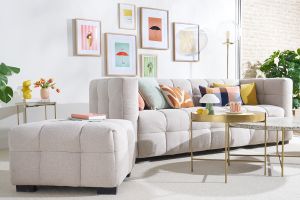 Canapé design 3 places et repose-pieds en tissu effet velours texturé beige CORTO