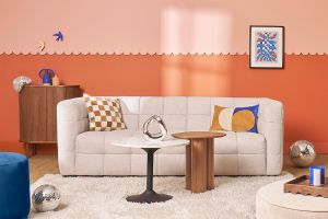 Canapé design 3 places et repose-pieds en tissu effet velours texturé beige CORTO