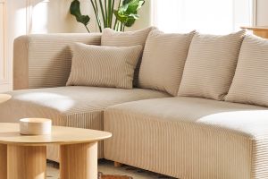 Canapé d'angle gauche 3 places en tissu velours côtelé beige et bois clair HARLEM
