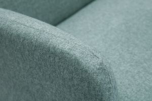 Canapé scandinave 2 places en tissu vert de gris et bois clair ISKO