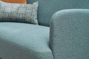 Canapé scandinave 2 places en tissu vert de gris et bois clair ISKO