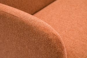 Canapé scandinave 2 places en tissu effet velours texturé terre brûlée et bois clair ISKO