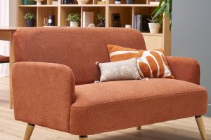 Canapé scandinave 2 places en tissu effet velours texturé terre brûlée et bois clair ISKO