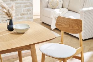 Chaises scandinaves en bois clair et tissu effet laine bouclée blanc (lot de 2) ELION