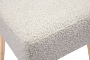 Sgabello basso in tessuto effetto lana bouclé bianco e legno massello chiaro H46 cm GUESTA