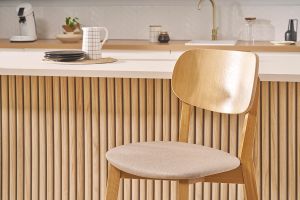 Tabourets de bar en bois clair chêne et tissu beige H65 cm (lot de 2) LUCIA